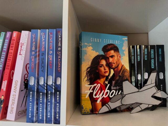 #shelfieSunday 📚 I love the way my FLYBOYS special edition looks and that jet from @bookishlycreativecupcake745 is a perfect addition to my bookshelf! Soooo many pretty stories! 🥰📚😍

#bookworm #bookstagram #romancebookstagram #romancebooks #bookshelves #bookshelvesofinstagram
